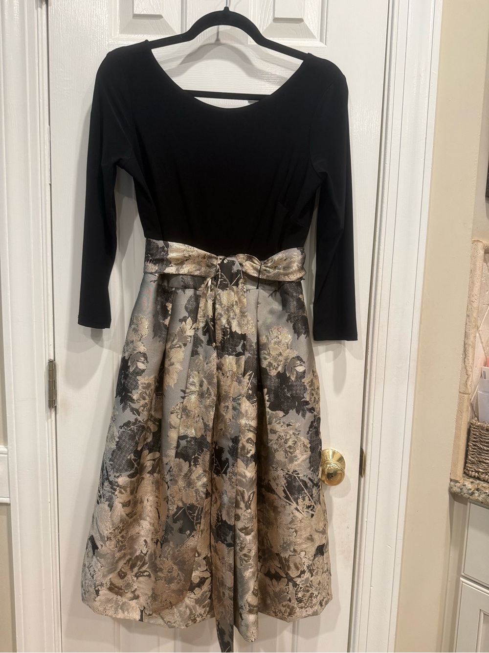 Jessica Howard Black Bodice/Gold & Black Floral Midi Special Occasion Dress-